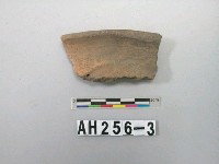 藏品(灰色細砂陶口緣殘件)的圖片